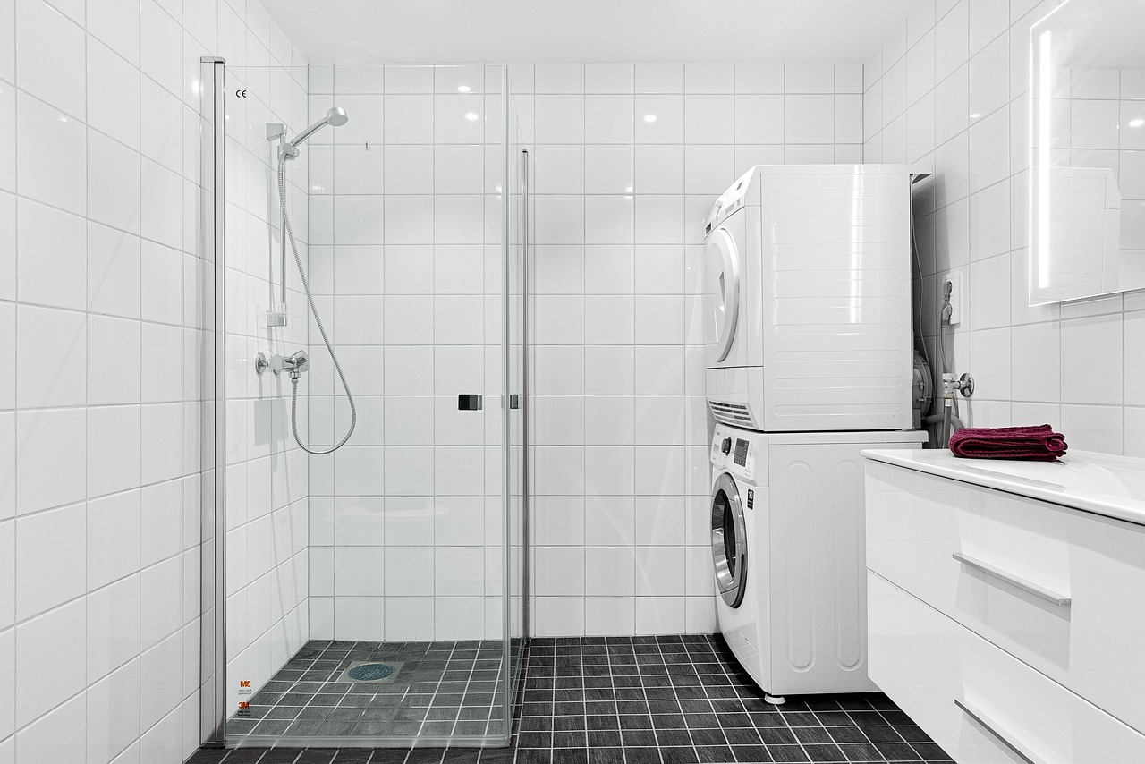 Modernes Badezimmer mit großformatigen Fliesen in St. Pölten